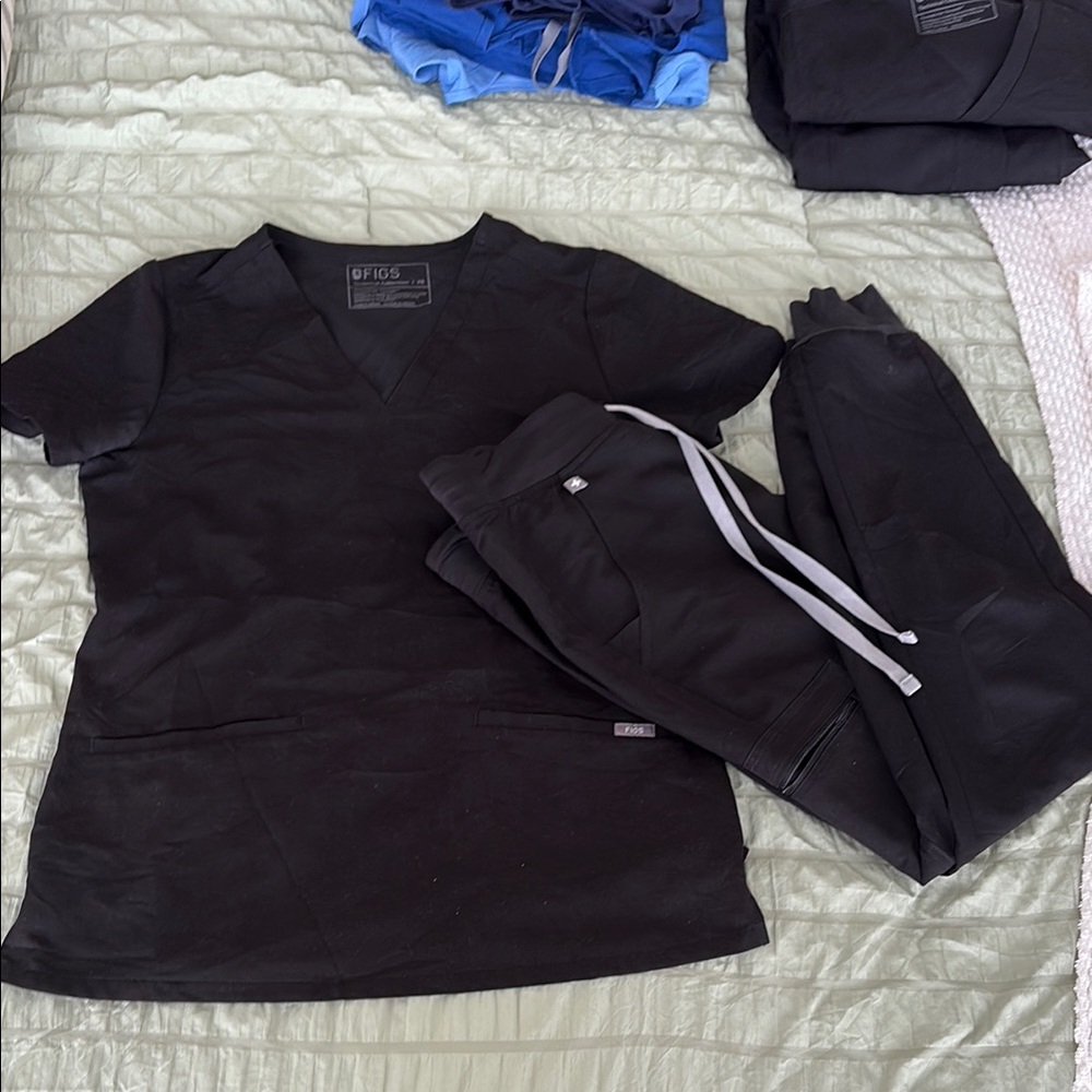 FIGS Black Scrub Set